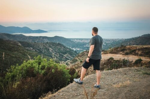 Homem observando a natureza
